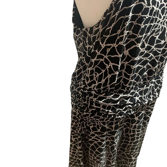 Summer Dress MIDI black & white by BCBG. SZ XL
98% polyester, 2% spandex - Picture 6 of 7
